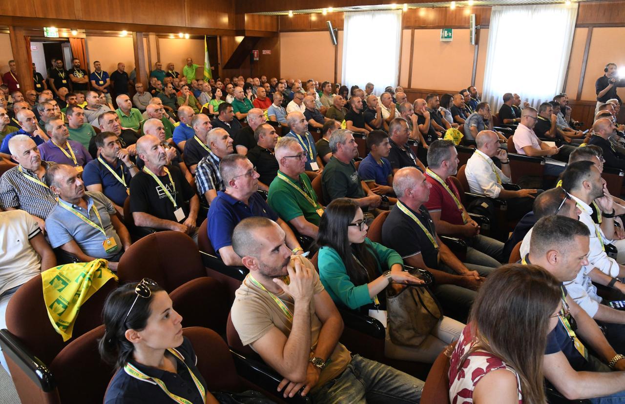 Dermatite bovina, l’assemblea infuocata degli allevatori: «Comparto a rischio» – VIDEO