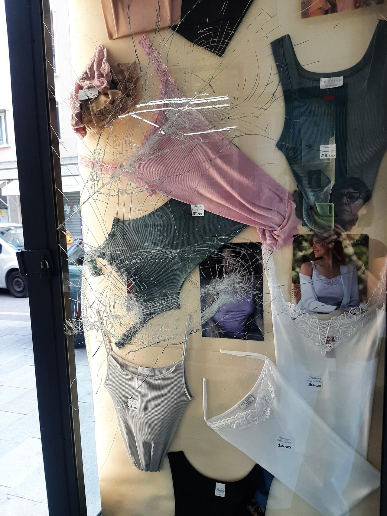 Vetrine spaccate in via Emilia San Pietro: due negozi nel mirino