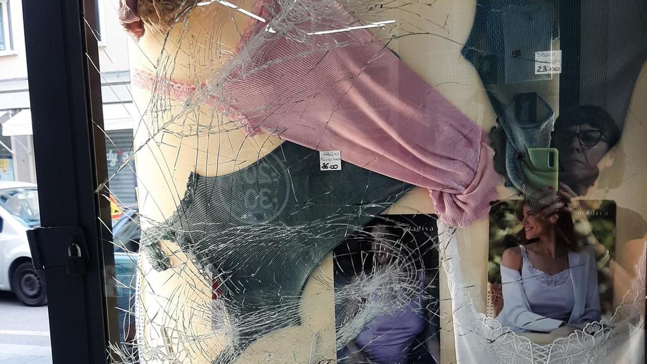 Vetrine spaccate in via Emilia San Pietro: due negozi nel mirino