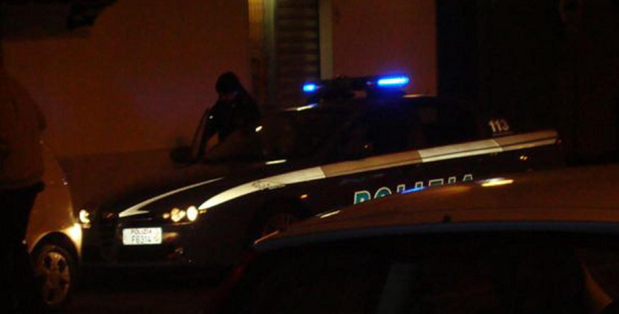 Una volante della polizia di Stato (foto d'archivio)
