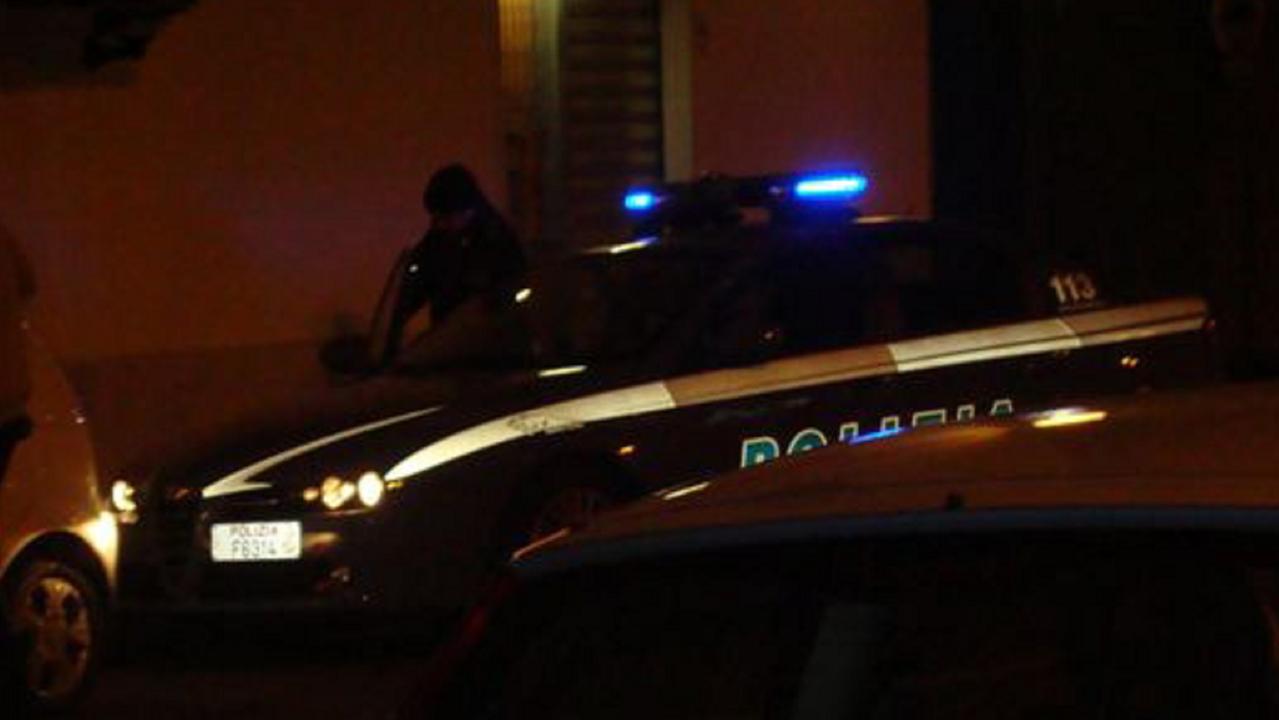 Una volante della polizia di Stato (foto d'archivio)