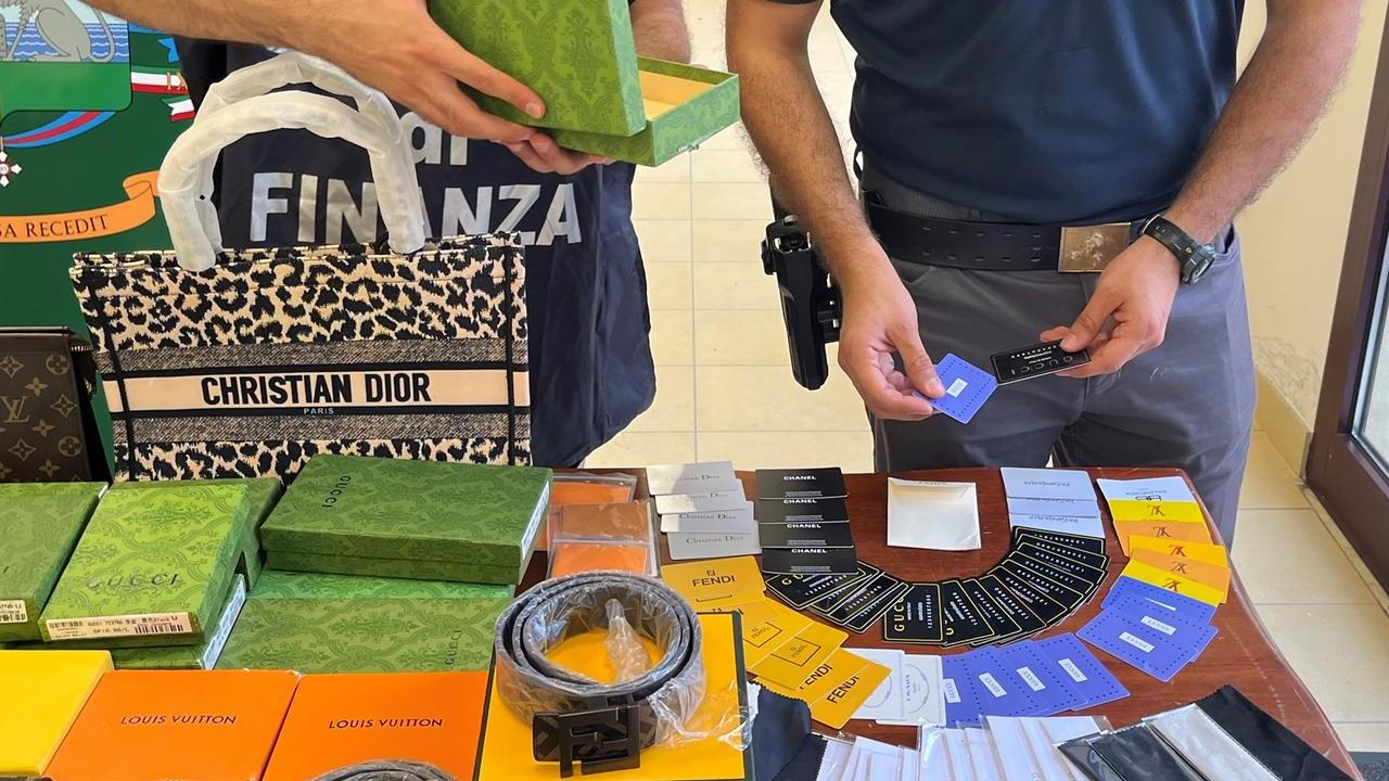 Merce contraffatta in vetrina. Blitz della Finanza in un negozio di Ferrara