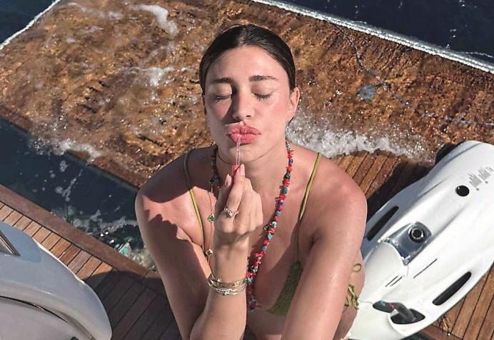 Belen Rodriguez, dalle ferie in Costa Smeralda alle cene con gli ex: una vita in vetrina a portata di click