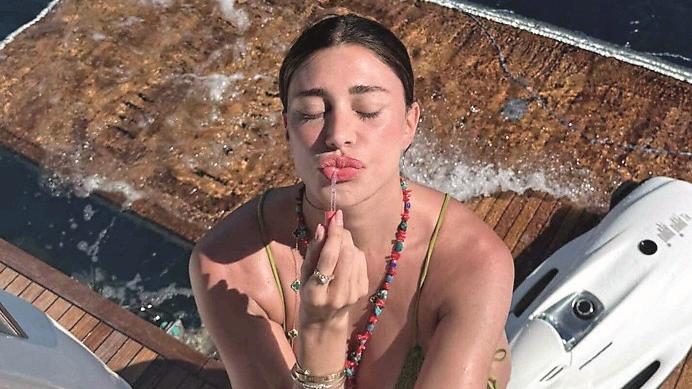 Belen Rodriguez, dalle ferie in Costa Smeralda alle cene con gli ex: una vita in vetrina a portata di click