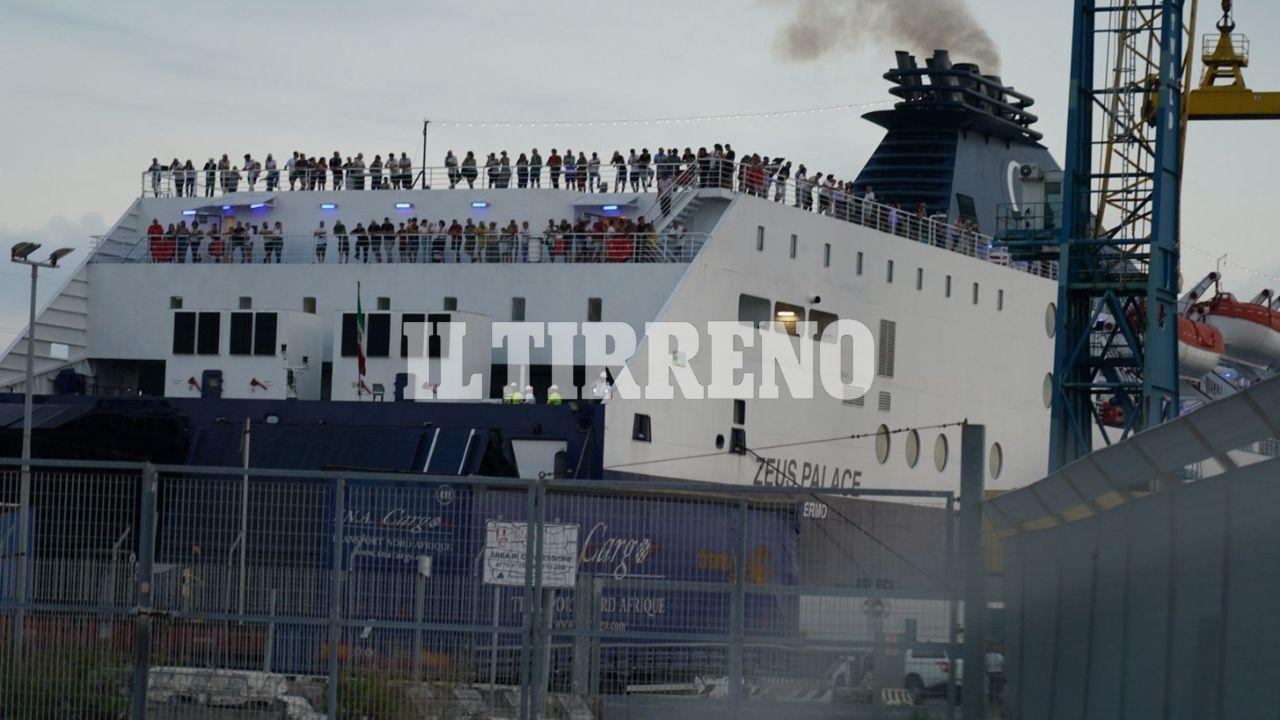 I passeggeri sulla "Zeus Palace" durante l'allarme bomba (foto Stick)