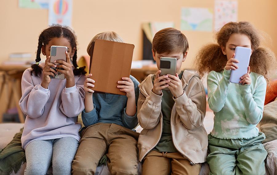 Smartphone e bambini: sempre più richieste di aiuto ai servizi di Neuropsichiatria infantile. Ecco come l’Emilia Romagna corre ai ripari