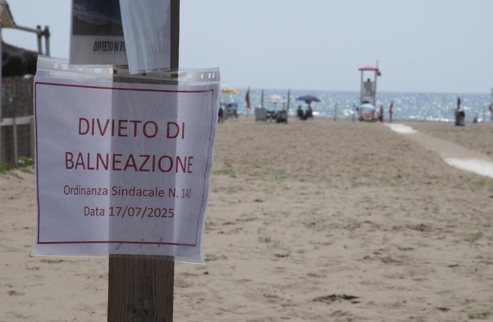 
	Un divieto di balneazione sul lungomare di Grosseto in seguito all&rsquo;ordinanza del sindaco poi revocata (foto Agenzia Bf)

