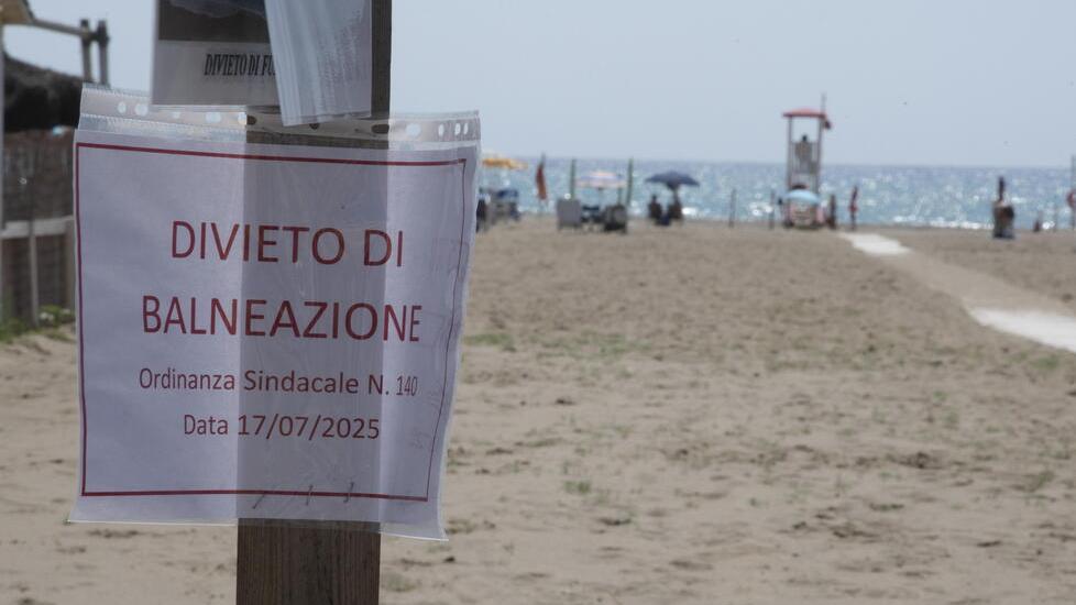 Un divieto di balneazione sul lungomare di Grosseto in seguito all’ordinanza del sindaco poi revocata (foto Agenzia Bf)