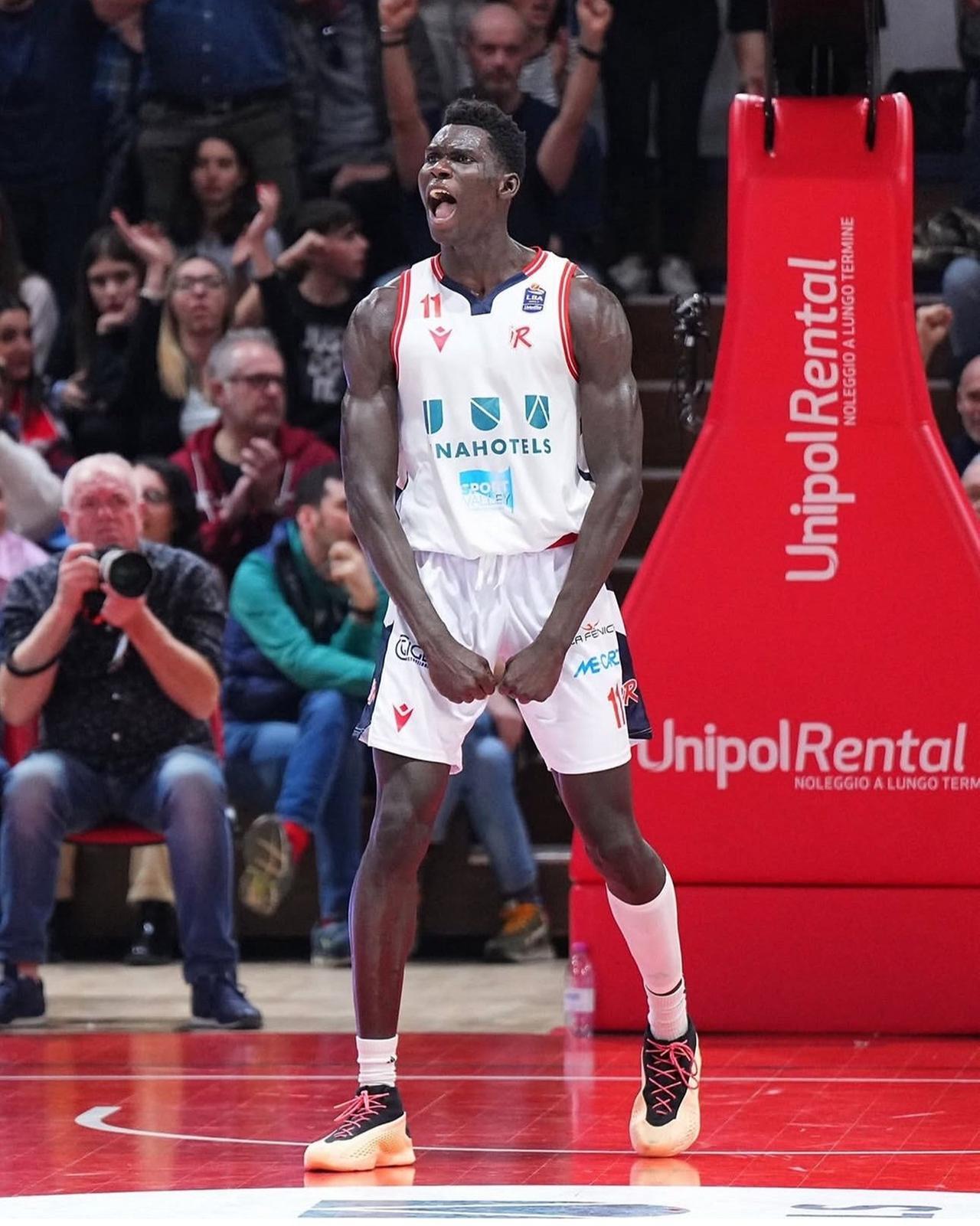 Momo Faye lascia la Una Hotels. Il saluto della Pallacanestro Reggiana: «Ora domina in Europa»