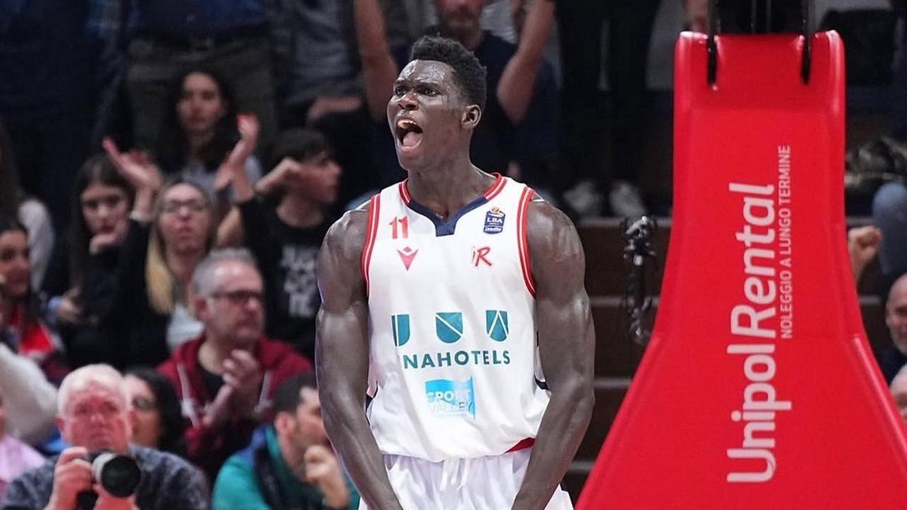 Momo Faye lascia la Una Hotels. Il saluto della Pallacanestro Reggiana: «Ora domina in Europa»