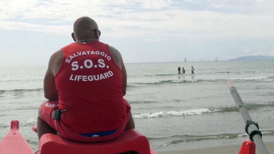 Versilia, mancano i bagnini ma per i titolari non servono aumenti: «Manca la voglia di lavorare»