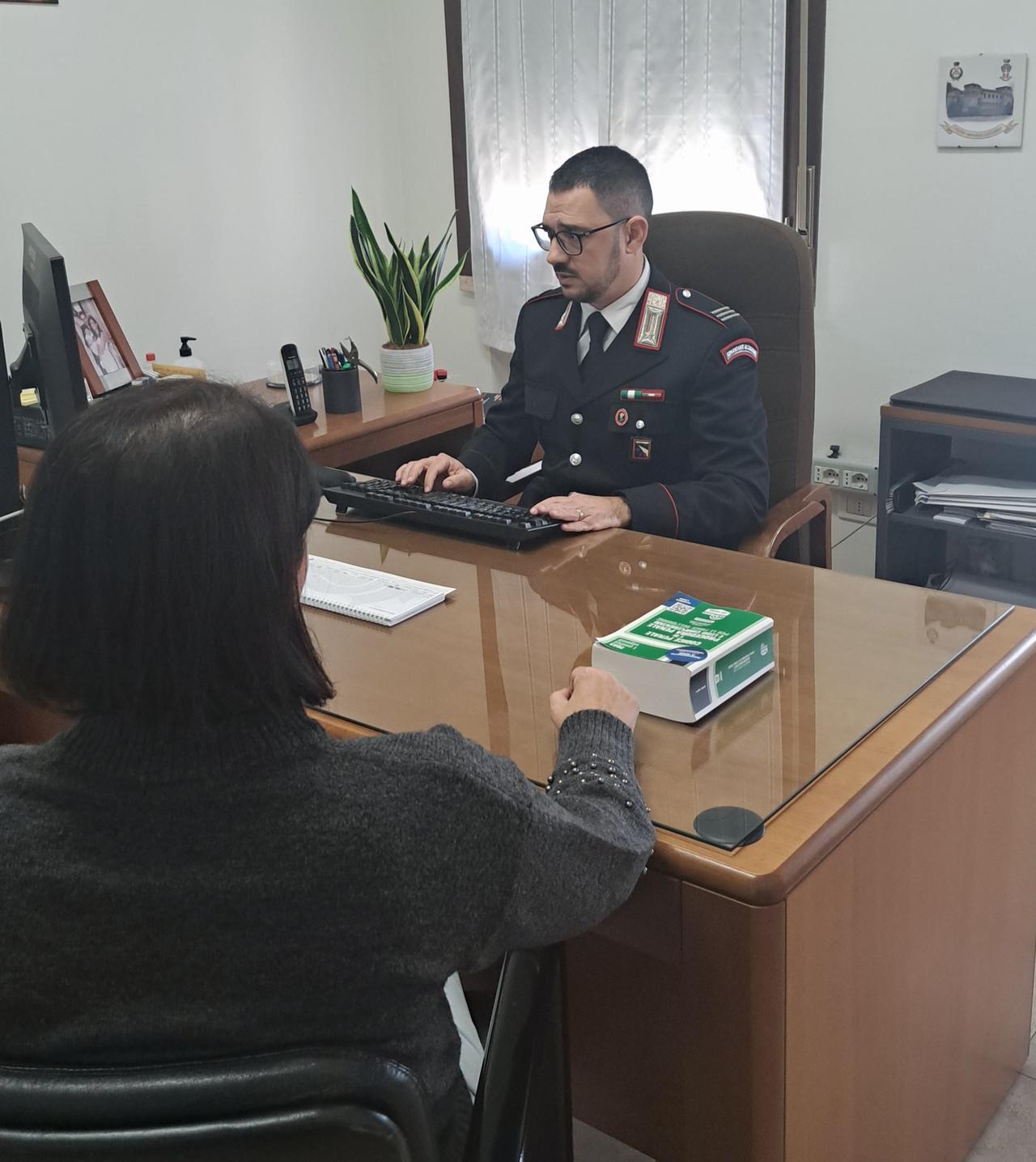 Punta il coltello alla gola della moglie: «Ti faccio a fettine». Per il 63enne scatta il braccialetto elettronico