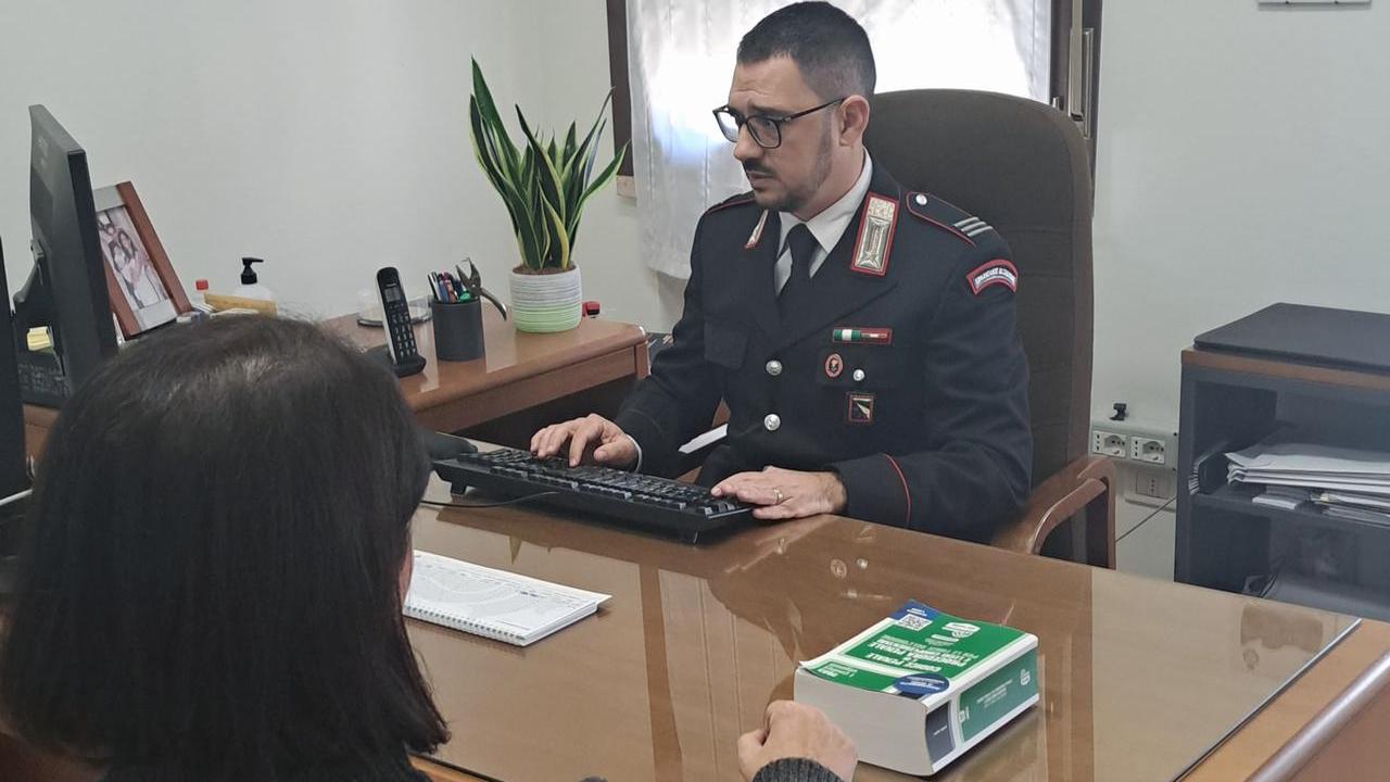 Punta il coltello alla gola della moglie: «Ti faccio a fettine». Per il 63enne scatta il braccialetto elettronico