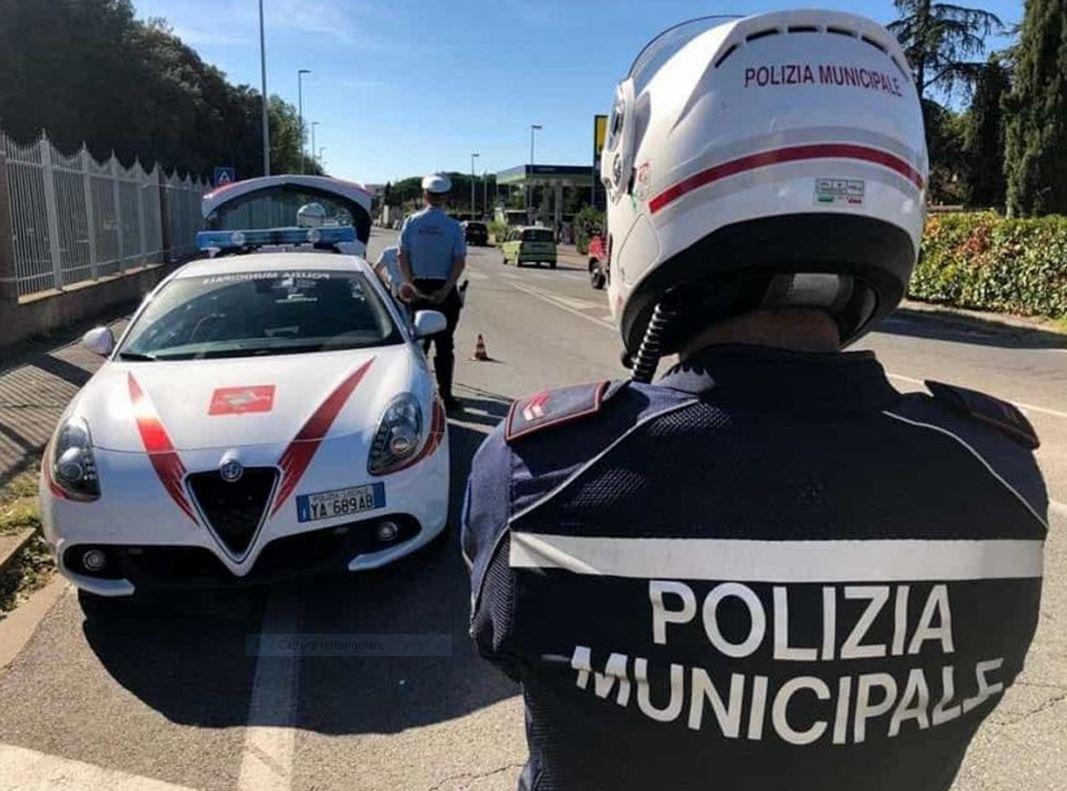 La polizia municipale di Prato ferma uno spacciatore e recupera un’auto rubata