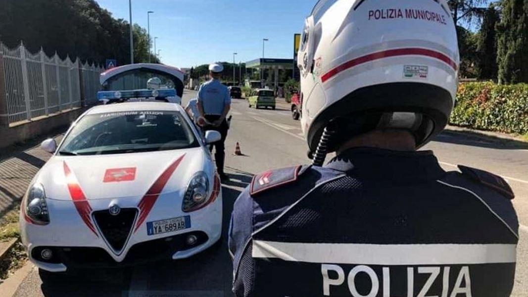 La polizia municipale di Prato ferma uno spacciatore e recupera un’auto rubata