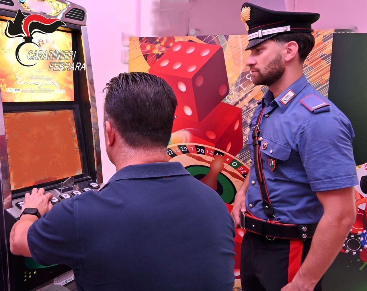 Ferrara, minorenne sorpreso a giocare alle slot machine: multa al gestore e rischio chiusura