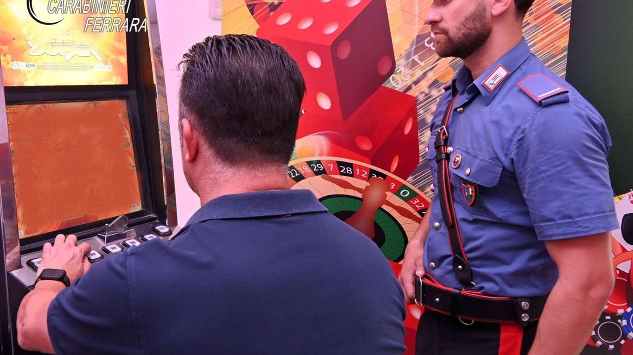 Ferrara, minorenne sorpreso a giocare alle slot machine: multa al gestore e rischio chiusura