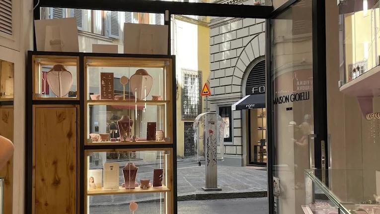 La commessa si distrae, due furti in gioielleria a Firenze: trovati dopo mesi i due ladri. Così la Squadra Mobile ha chiuso il cerchio