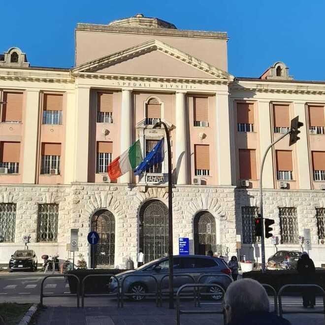 Livorno, finisce al pronto soccorso in barella e dopo la lastra sparisce la sua collanina d’oro<br>
