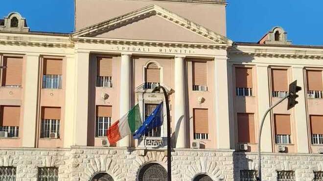 Livorno, finisce al pronto soccorso in barella e dopo la lastra sparisce la sua collanina d’oro<br>