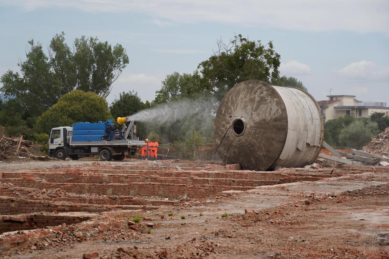 Firenze, giù l’ultima torre ai Lupi di Toscana: abbattuto il simbolo della caserma dove generazioni di ragazzi cominciavano la “naja”
