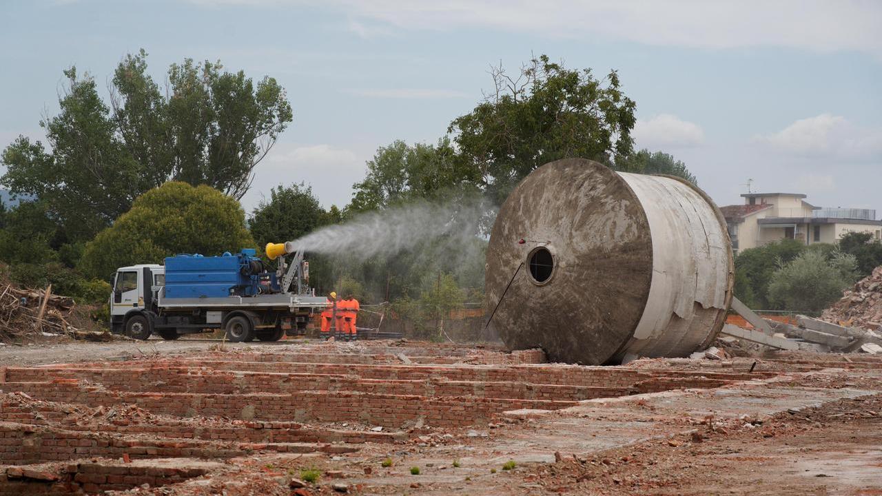 Firenze, giù l’ultima torre ai Lupi di Toscana: abbattuto il simbolo della caserma dove generazioni di ragazzi cominciavano la “naja”