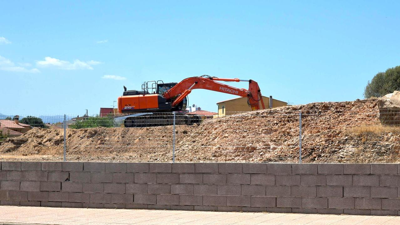 Ruspa in azione in via Petta (foto Vanna Sanna)