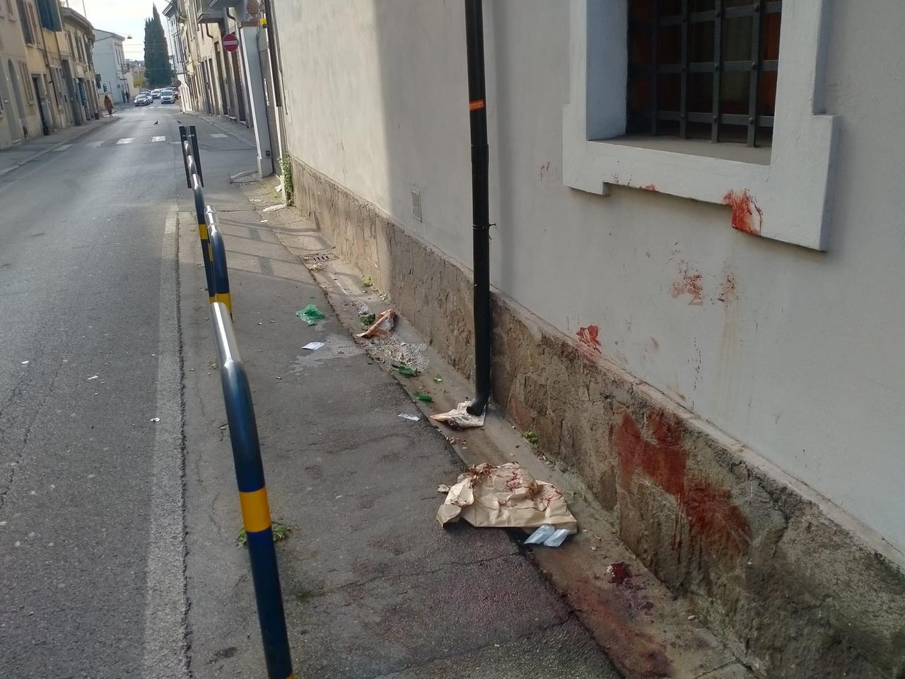 
	Le tracce di sangue sul muro dopo l'aggressione in via Carradori

