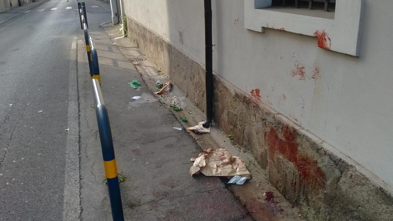 Le tracce di sangue sul muro dopo l'aggressione in via Carradori