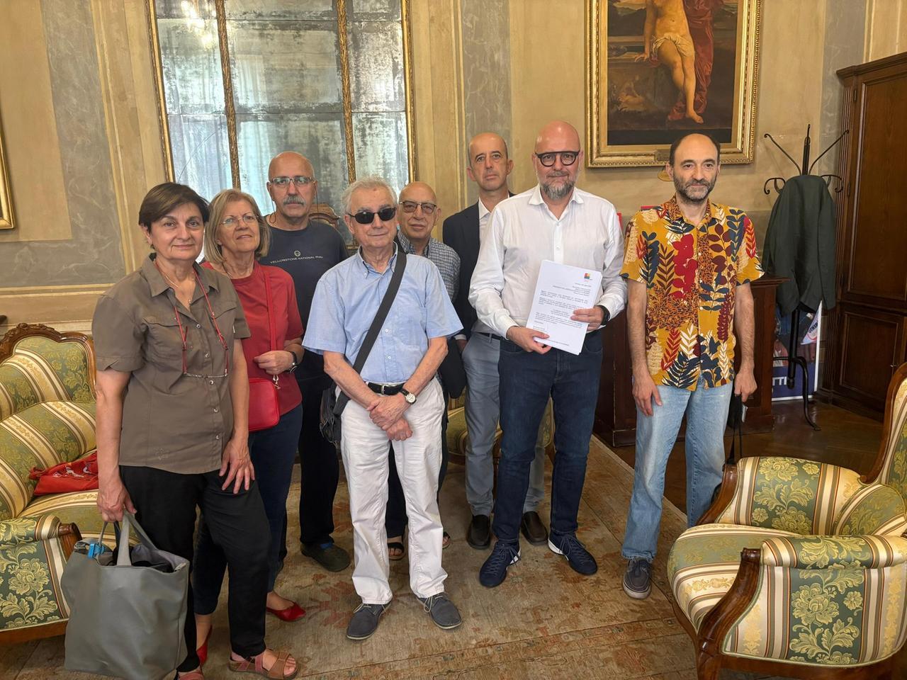 
	La consegna delle firme al sindaco Mezzetti

