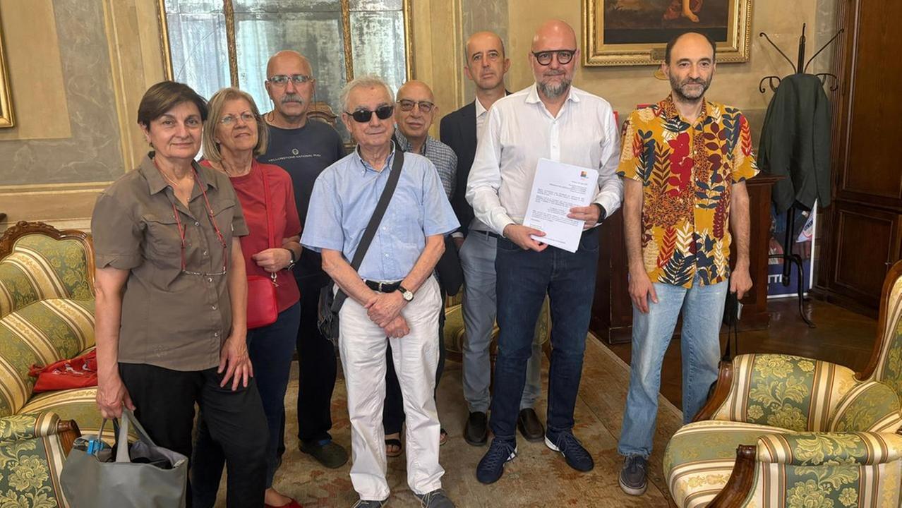 La consegna delle firme al sindaco Mezzetti