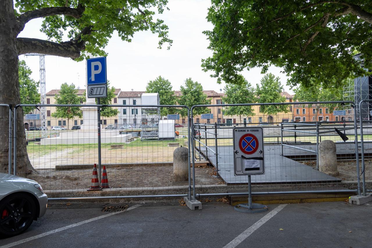 Ferrara, piazza Ariostea mai occupata così a lungo per gli eventi
