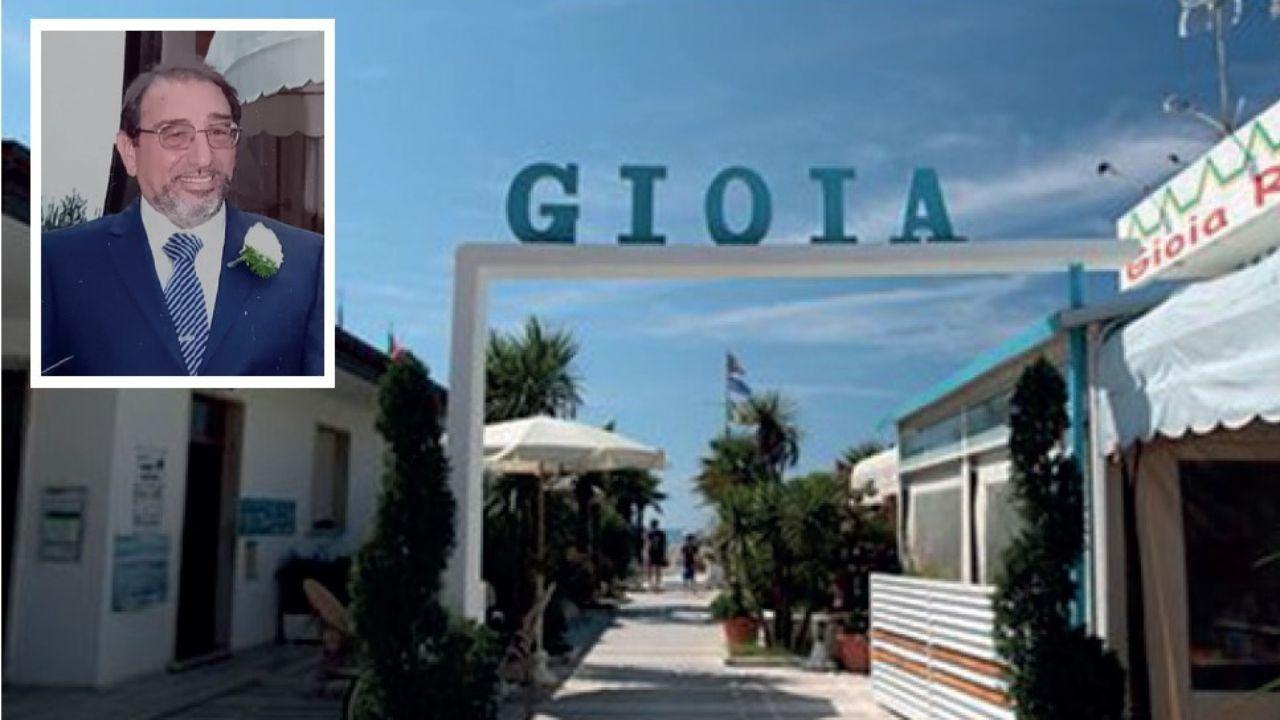 
	L&rsquo;ingresso del bagno Gioia e, nel riquadro, Sergio Cinquini

