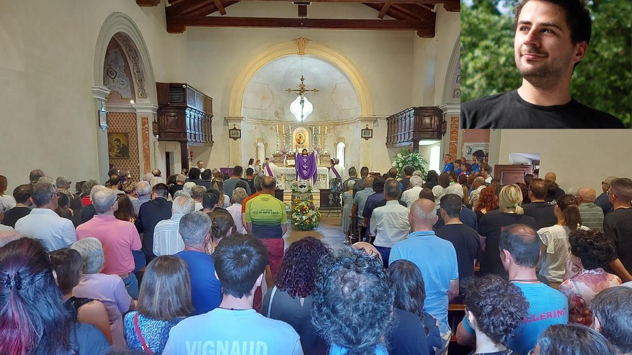 Chiesa di Pavullo gremita per l'addio ad Alex Martinelli