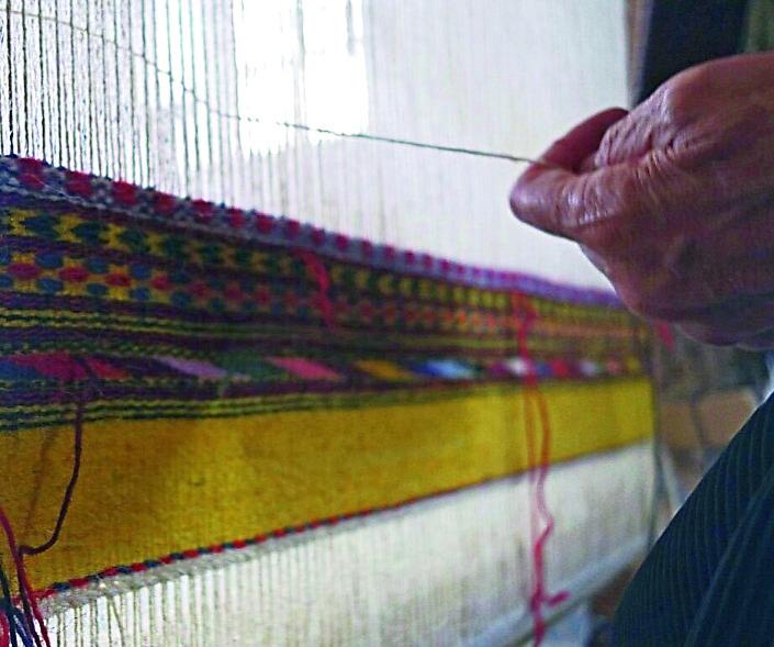 I tappeti di Sarule rischiano di scomparire, l’arte tessile cerca nuove mani: anche maschili
