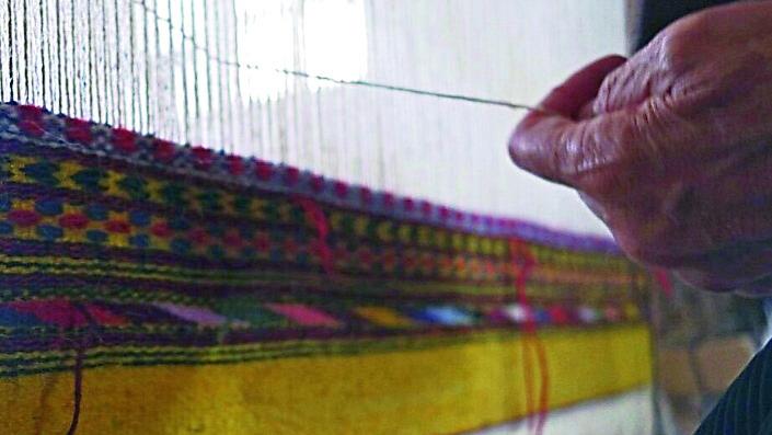 I tappeti di Sarule rischiano di scomparire, l’arte tessile cerca nuove mani: anche maschili