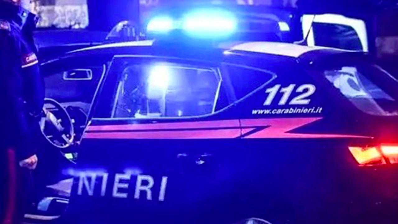 Prato, scippa un borsello sotto gli occhi dei carabinieri: arrestato