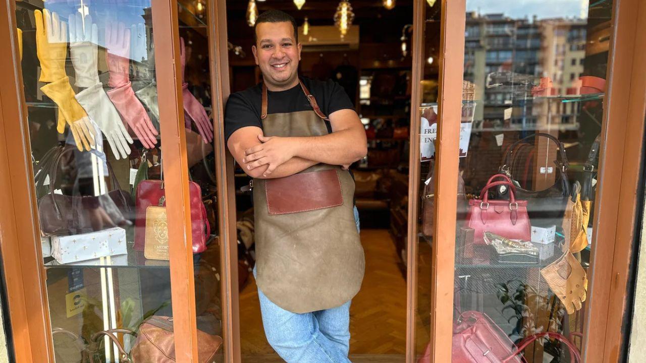 Zizza all'ingresso della bottega