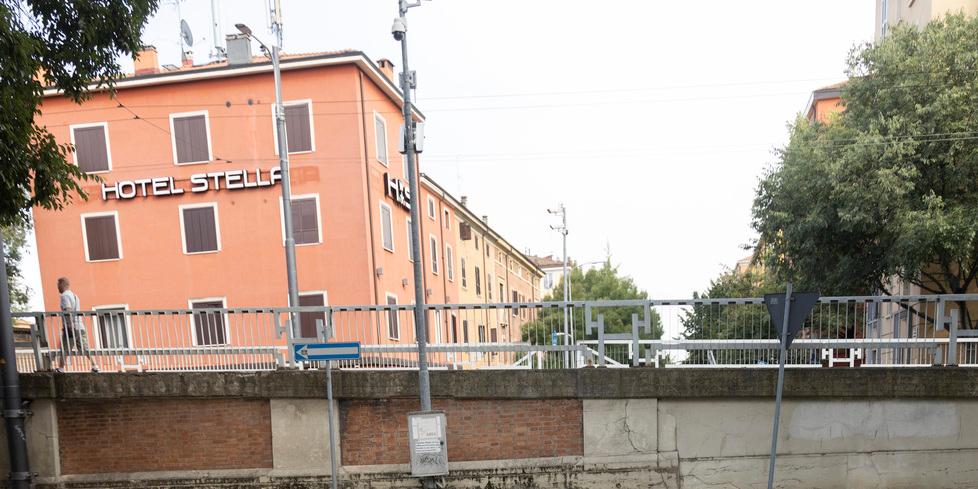Chiede più silenzio fuori dall’hotel la Stella d'Italia a Modena. Receptionist presa a bottigliate