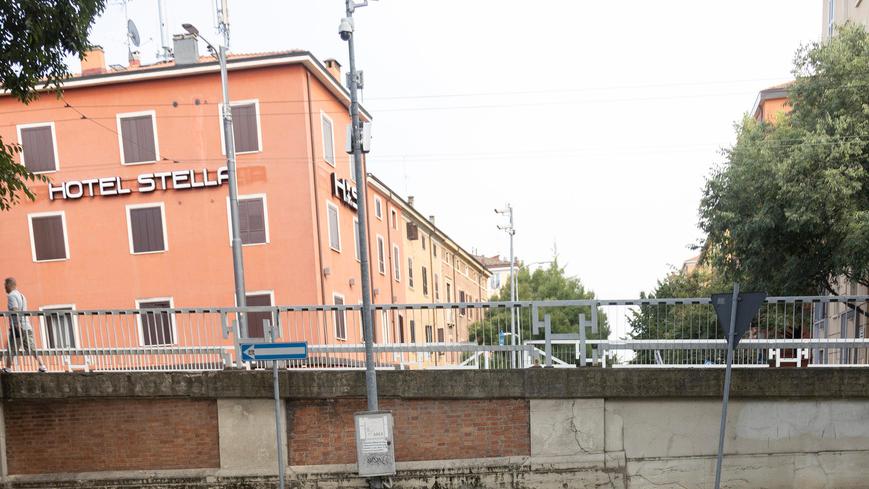 Chiede più silenzio fuori dall’hotel la Stella d'Italia a Modena. Receptionist presa a bottigliate
