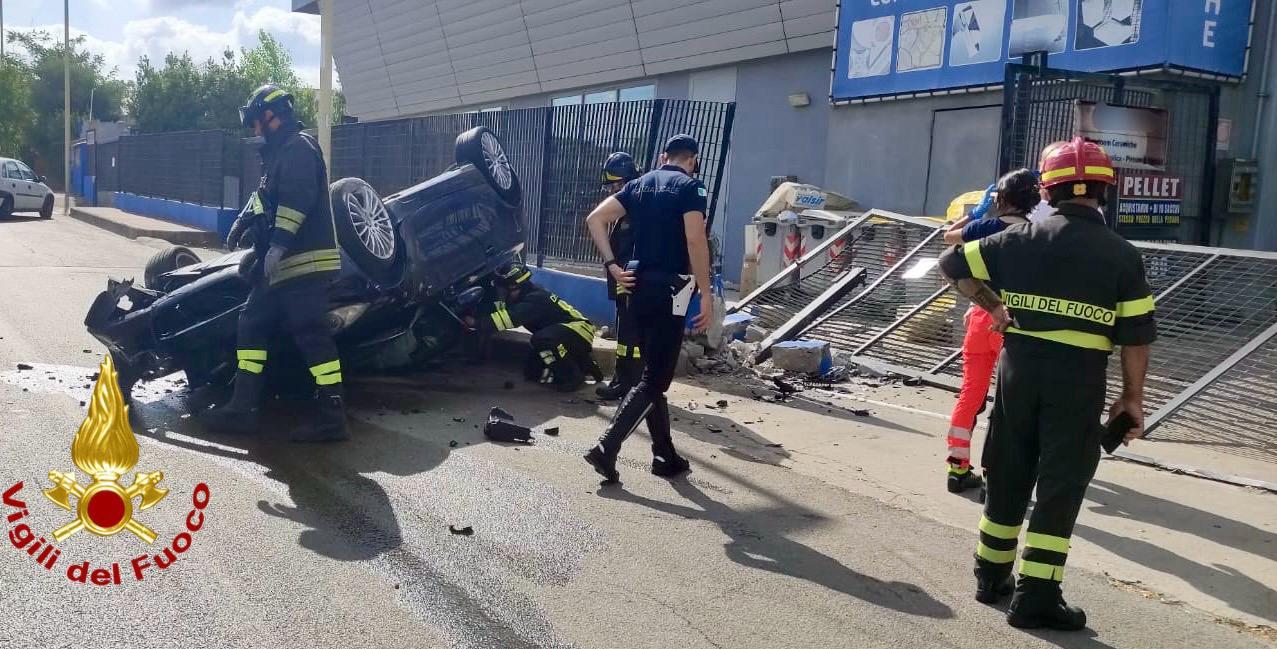 Sassari, perde il controllo dell’auto e si schianta contro un cancello – VIDEO