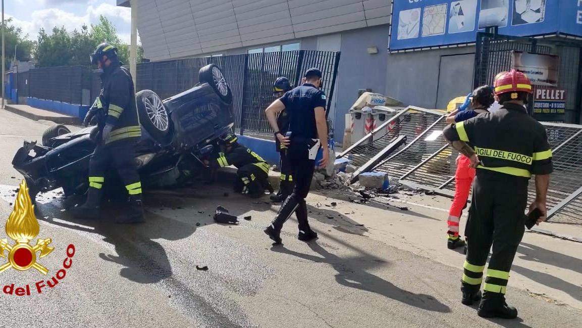 Sassari, perde il controllo dell’auto e si schianta contro un cancello – VIDEO