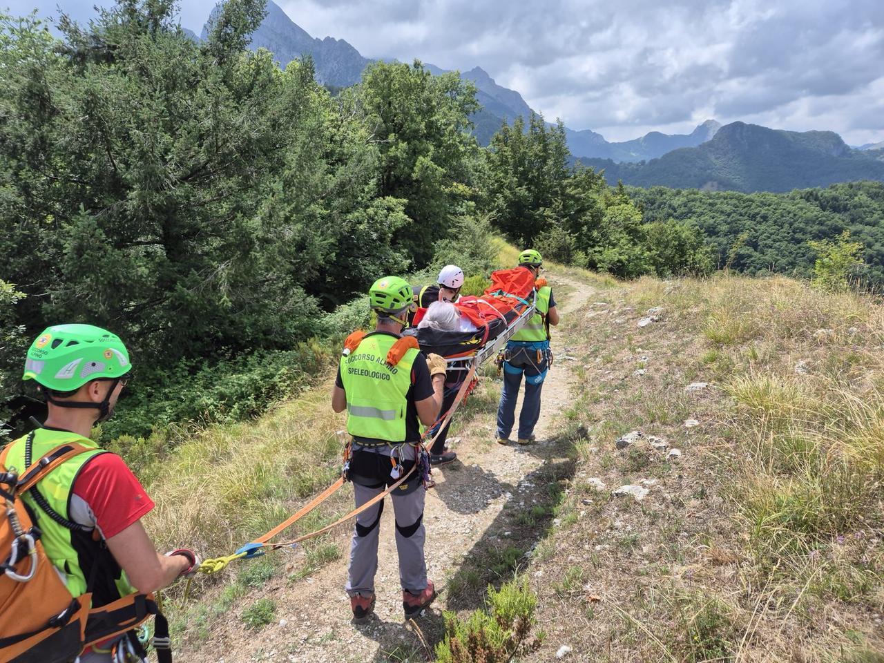 
	Il recupero dell'escursionista infortunata (foto Soccorso Alpino)

