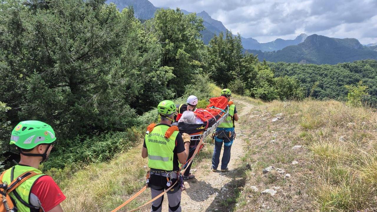 Il recupero dell'escursionista infortunata (foto Soccorso Alpino)