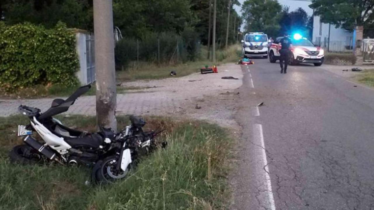 Si schianta in moto: grave un 51enne