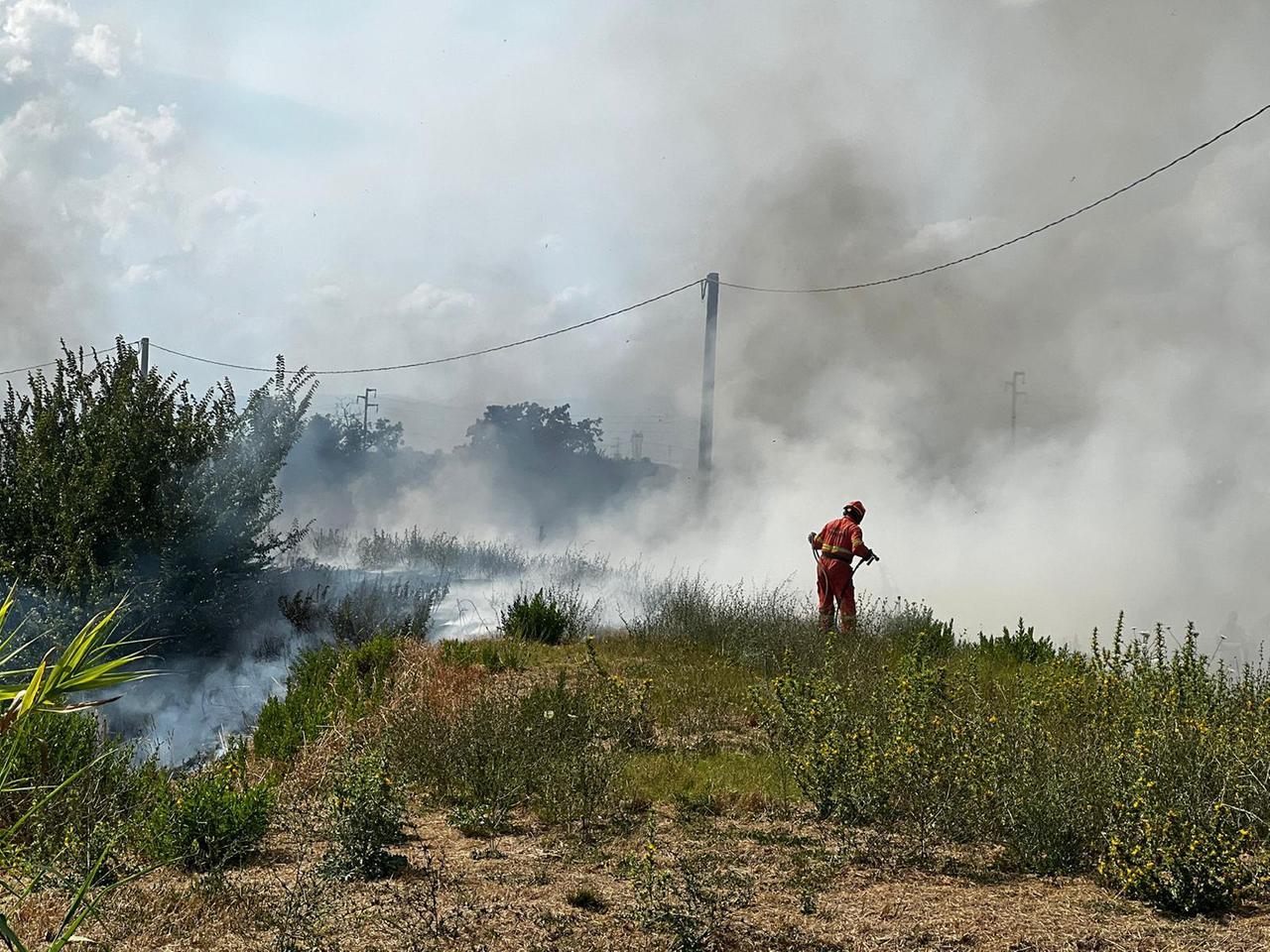 Incendio a Sesto Fiorentino, rotoballe in fiamme e baracche distrutte: i problemi al traffico