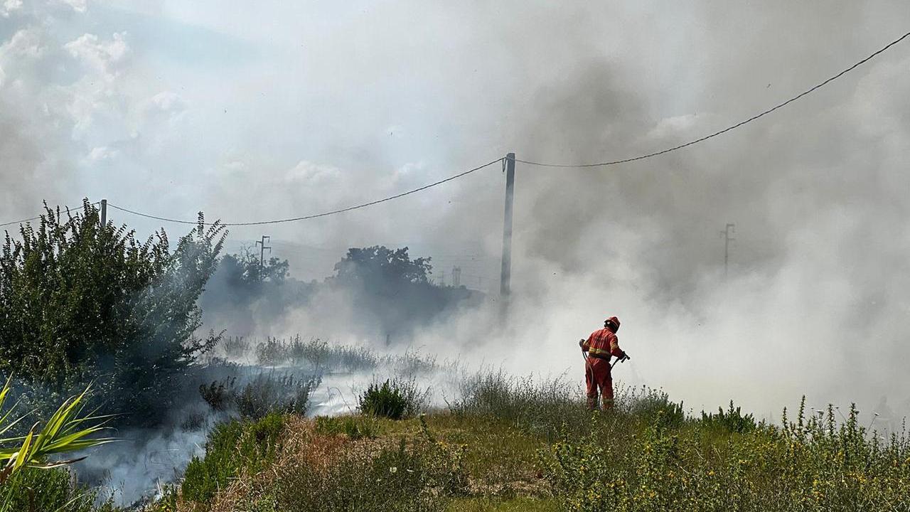 Incendio a Sesto Fiorentino, rotoballe in fiamme e baracche distrutte: i problemi al traffico