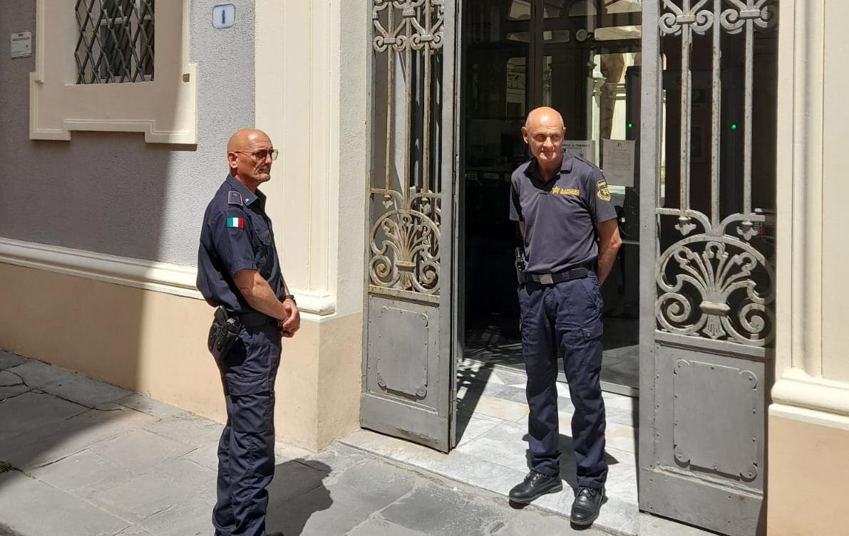 Due guardie giurate all'ingresso del tribunale