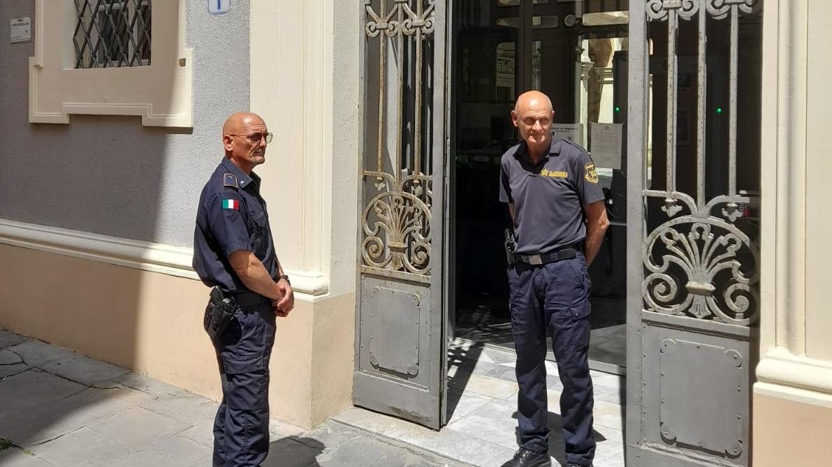 Due guardie giurate all'ingresso del tribunale