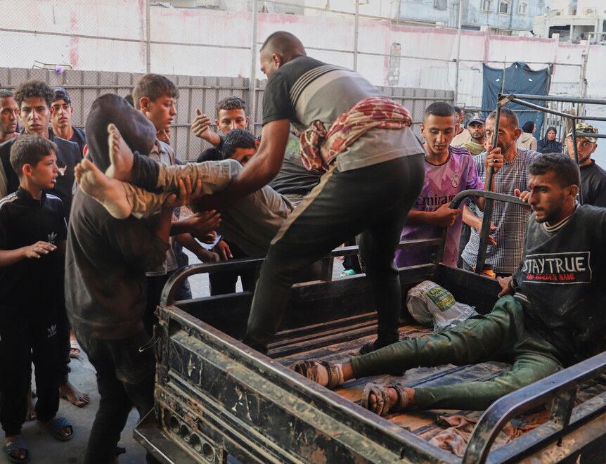 Guerra in Palestina, raid di bombe sulle persone in attesa di ricevere aiuti: oltre cento morti